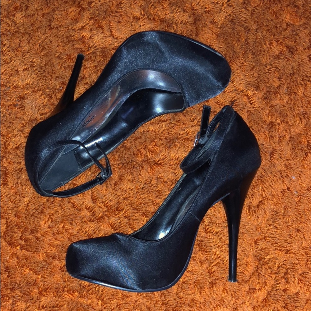 Michael Antonio Black Satin Pumps / Size 7